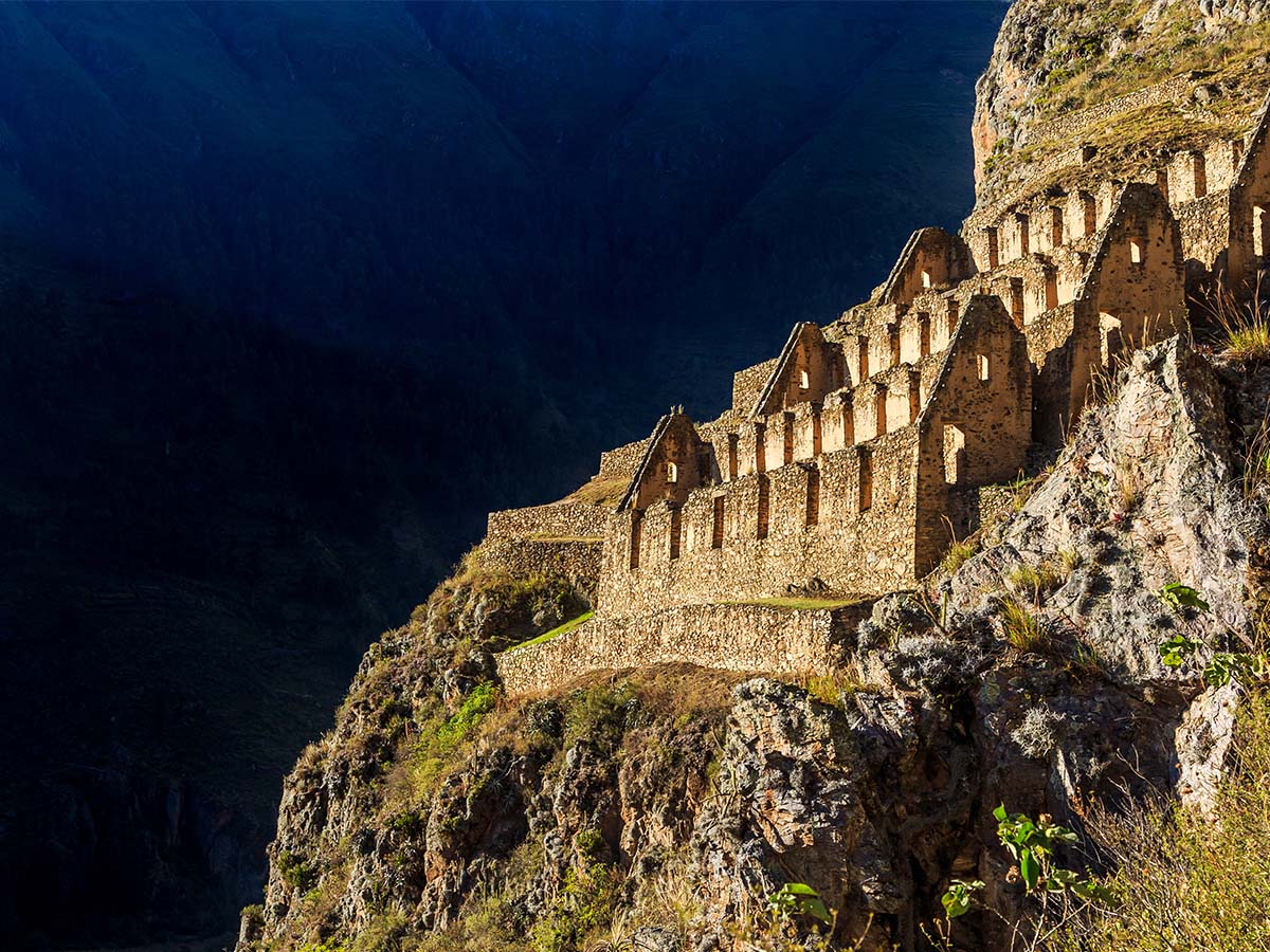 pinkuylluna-ruinas-antiguos-almacenes-incas-ubicados-montanas-valle-sagrado-ollantaytambo-peru